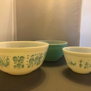Vintage Pyrex Mixing Bowls Set of 3 - Amish Butterprint & Solid Green